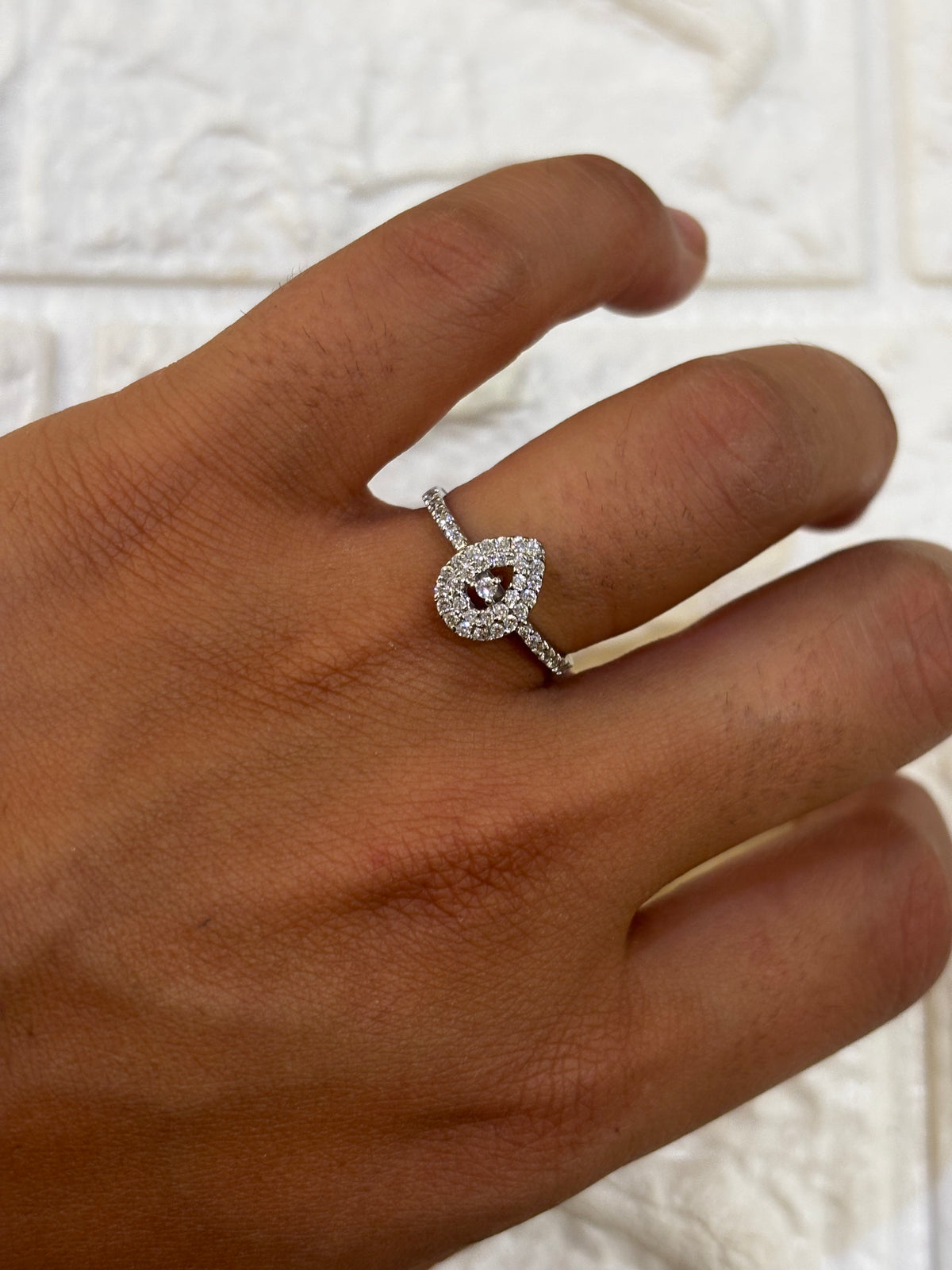 Anello goccia oro bianco 18 carati e zirconi
