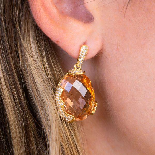 Orecchini placcati oro giallo pendenti con cristallo grande sfaccettato peach e pavè di zirconi XOR790DO