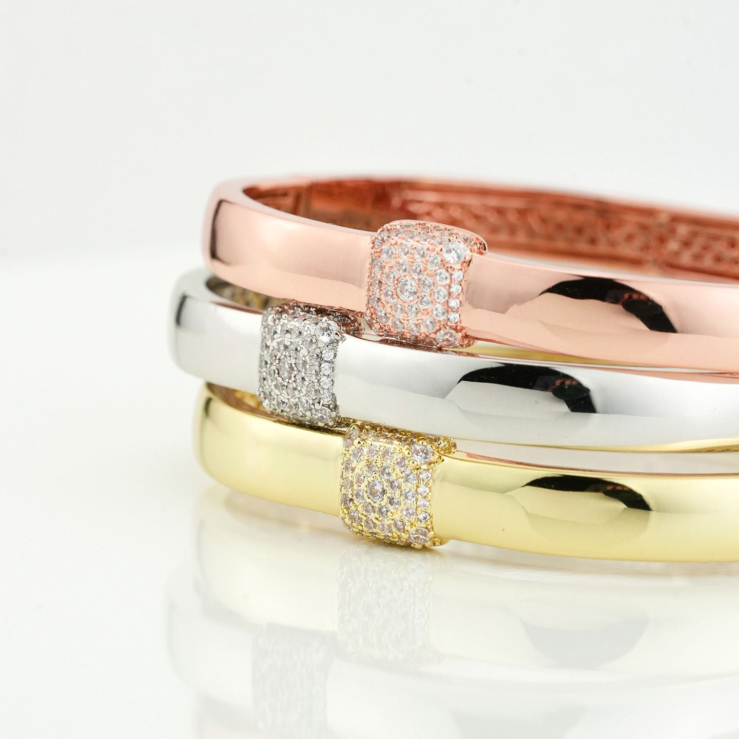 Bracciale rigido con centrale quadrato di zirconi XB1046