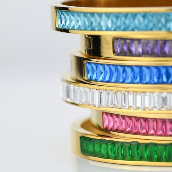 Bracciale in acciaio rigido con centrale di cristalli taglio baguette