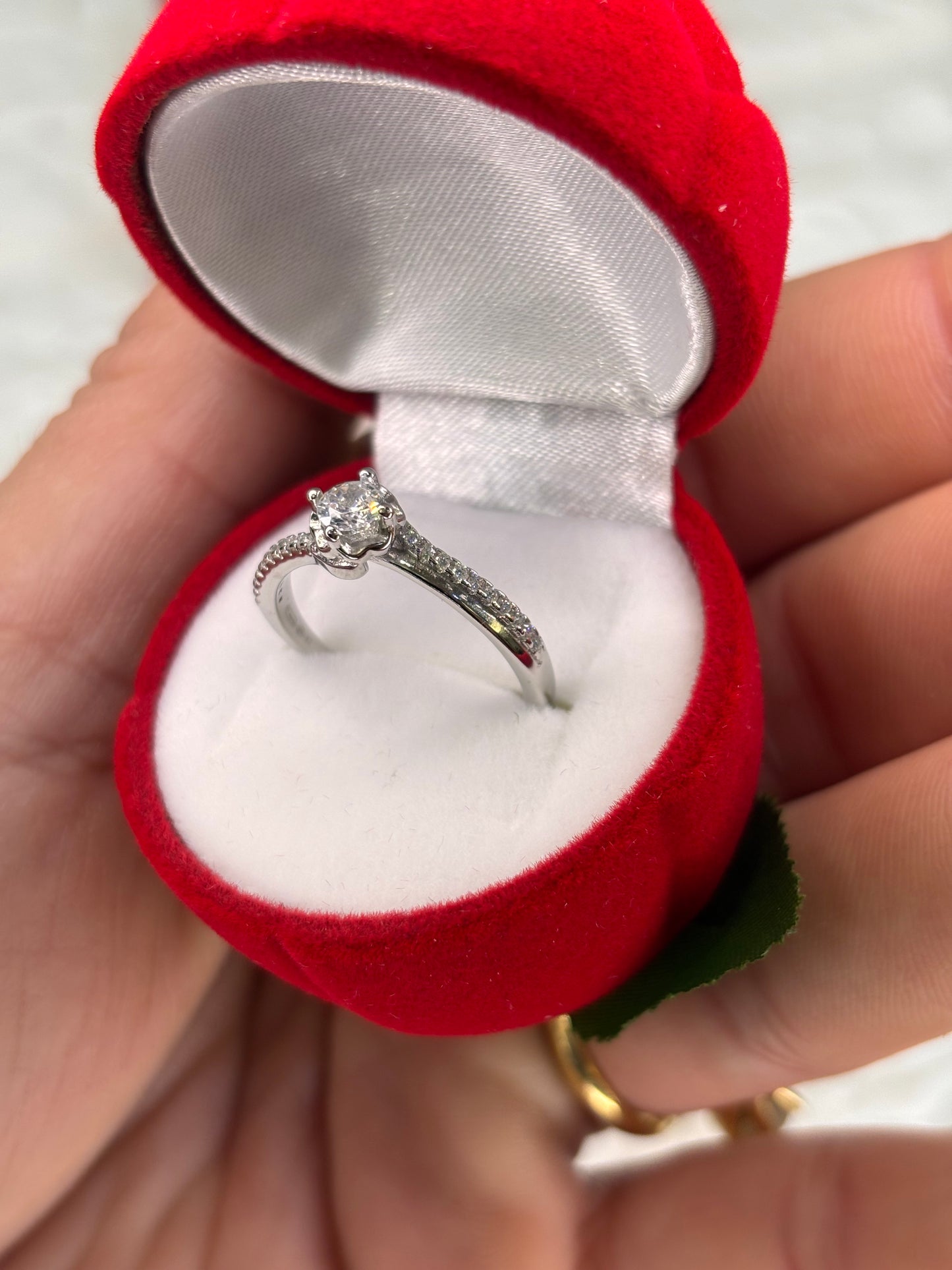 Anello solitario con fascia di zirconi sul gambo Argento 925