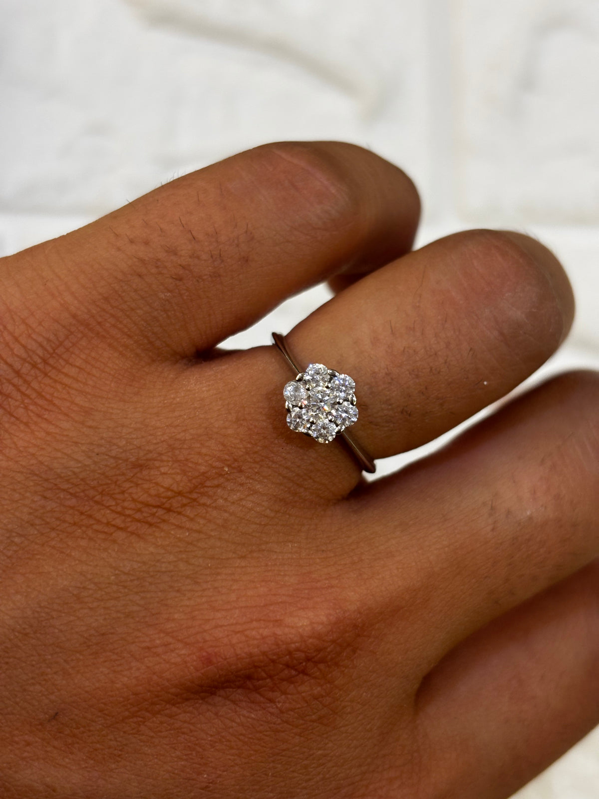 Anello modello fiore in oro bianco 18 carati e zirconi
