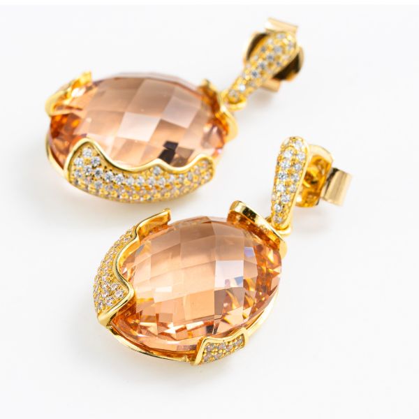 Orecchini placcati oro giallo pendenti con cristallo grande sfaccettato peach e pavè di zirconi XOR790DO