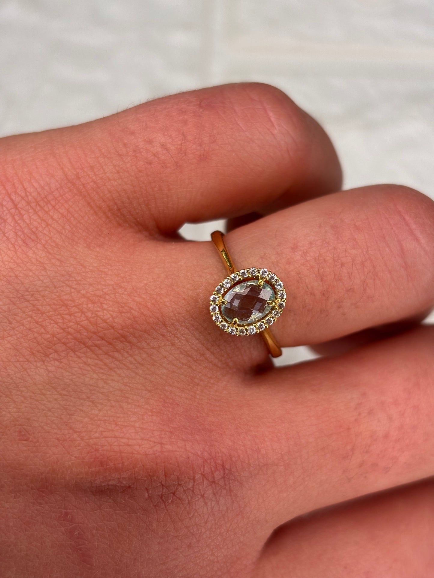 Anello Kate in Oro Giallo 18 Carati con pietra color Acquamarina