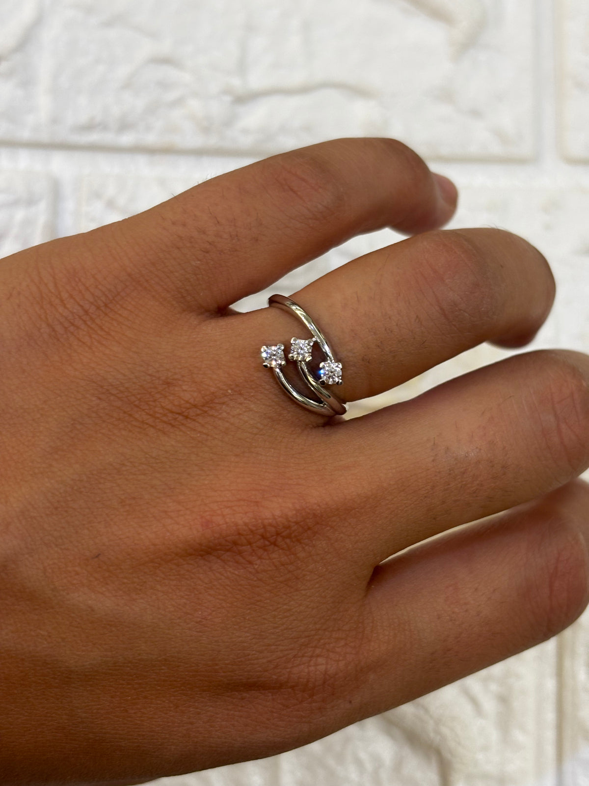Anello Trilogy intrecciato oro bianco 18 carati e zirconi