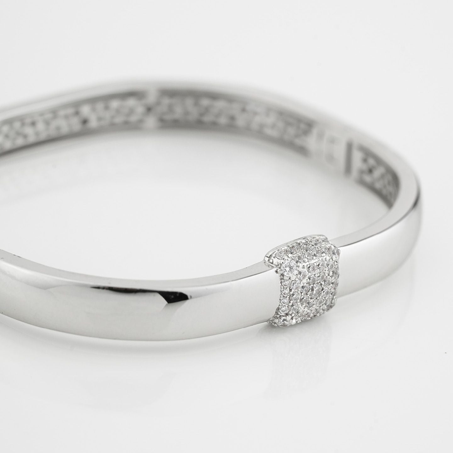 Bracciale rigido con centrale quadrato di zirconi XB1046