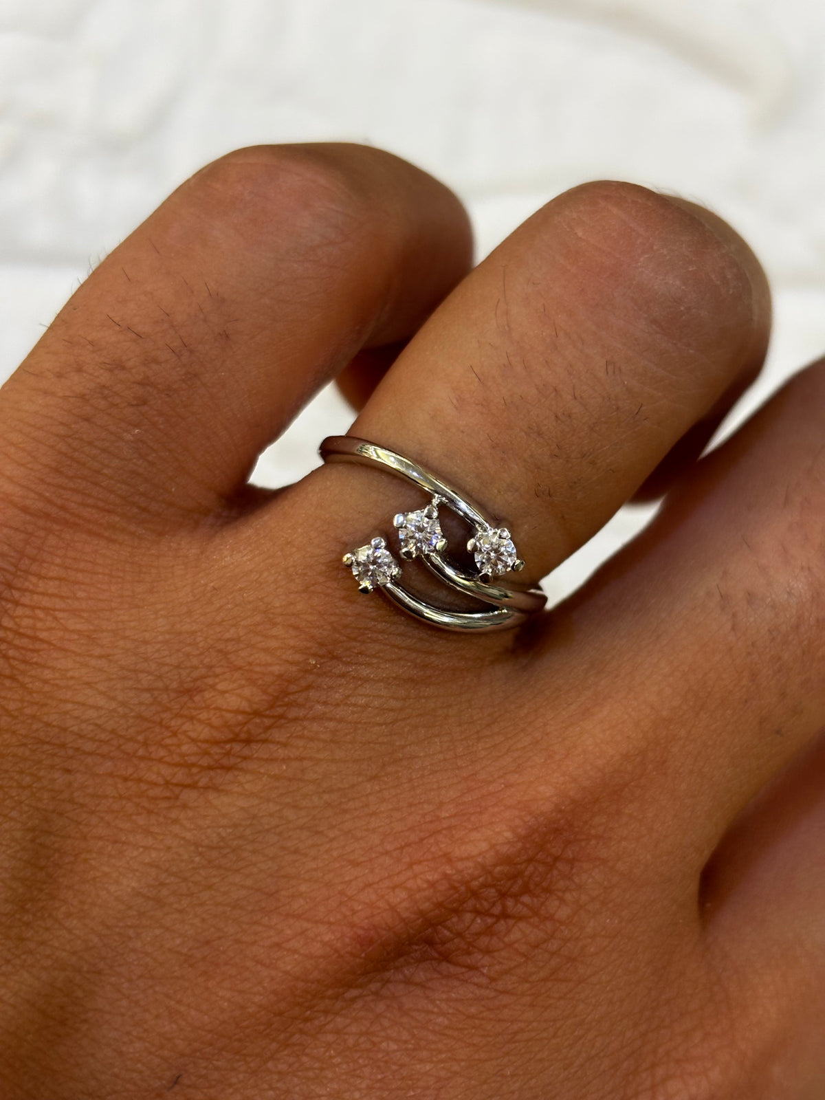 Anello Trilogy intrecciato oro bianco 18 carati e zirconi