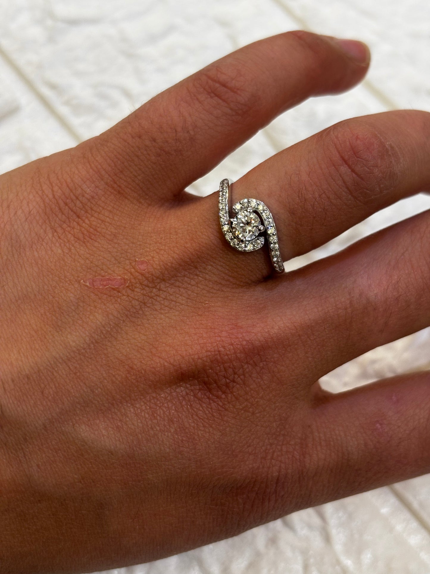 Anello Oro Bianco solitario con zirconi sul gambo