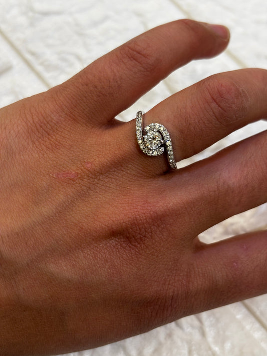 Anello Oro Bianco solitario con zirconi sul gambo