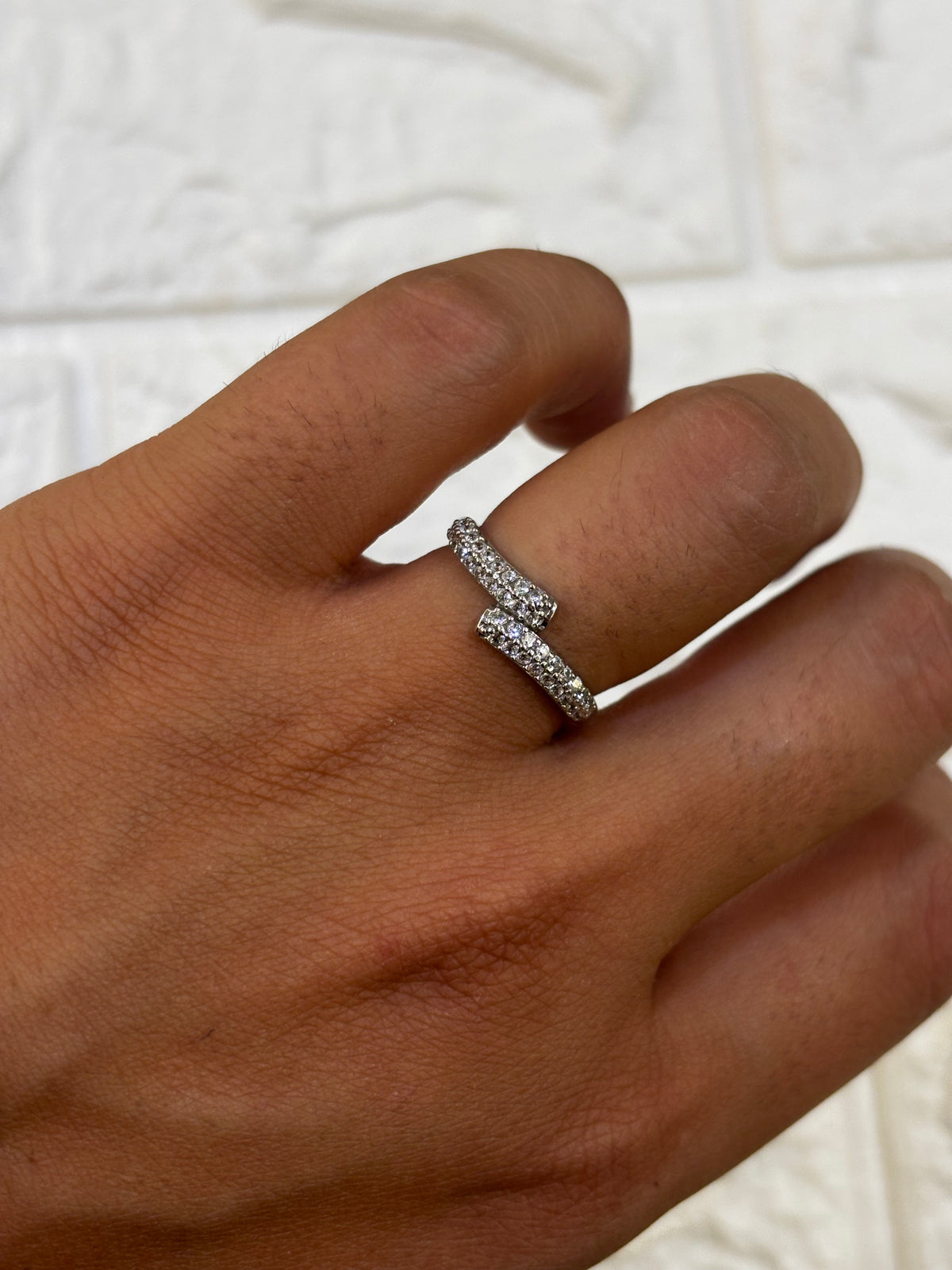 Anello aperto doppio pavè di zirconi in oro bianco 18 carati