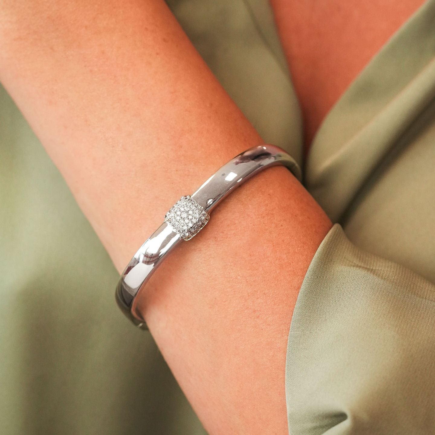 Bracciale rigido con centrale quadrato di zirconi XB1046