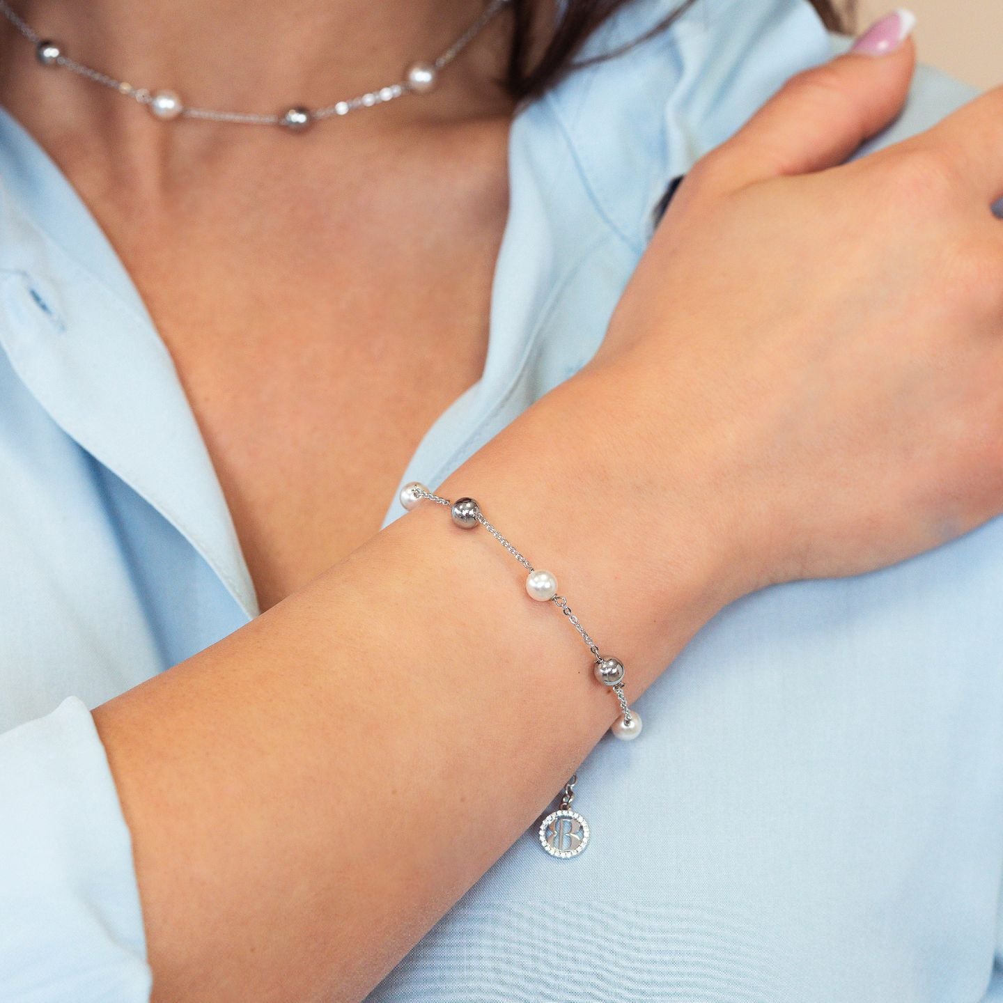 Bracciale in argento con intercalari di perle medie e boules BBR134