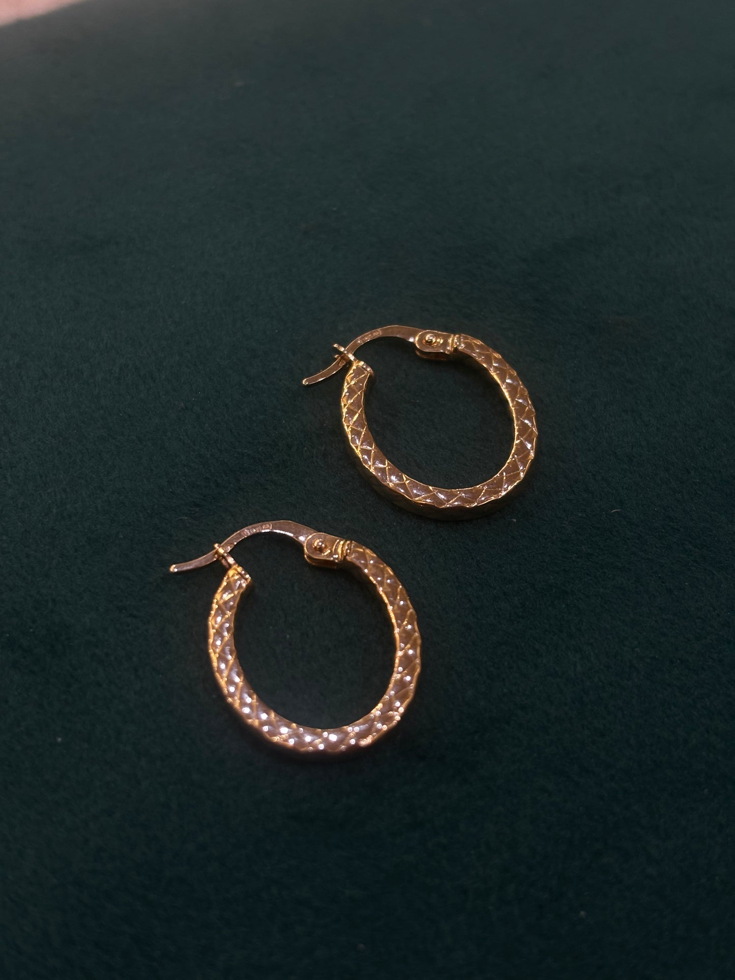 Orecchini Ovali martellati in oro 18 carati