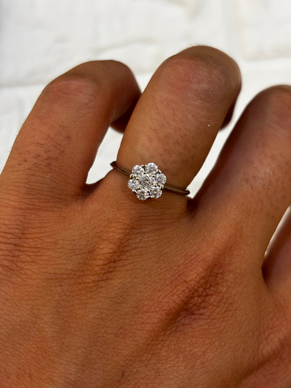 Anello modello fiore in oro bianco 18 carati e zirconi