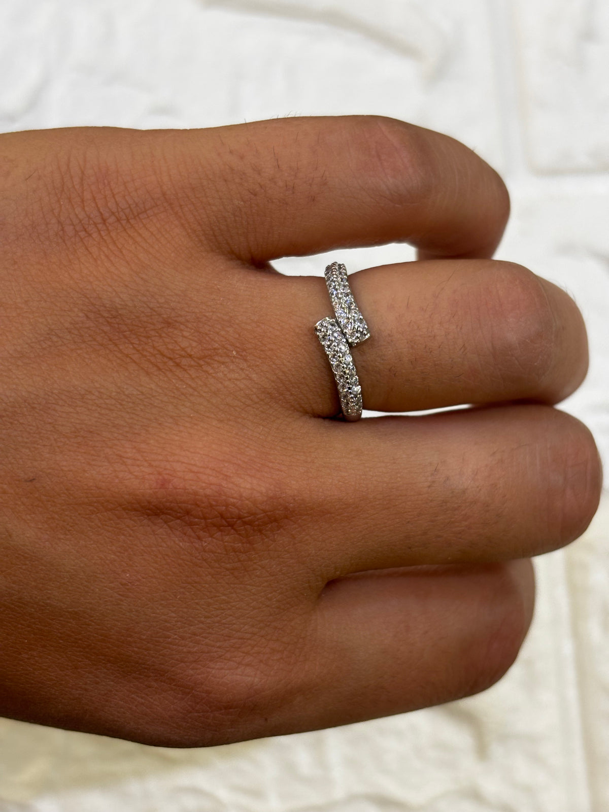 Anello aperto doppio pavè di zirconi in oro bianco 18 carati