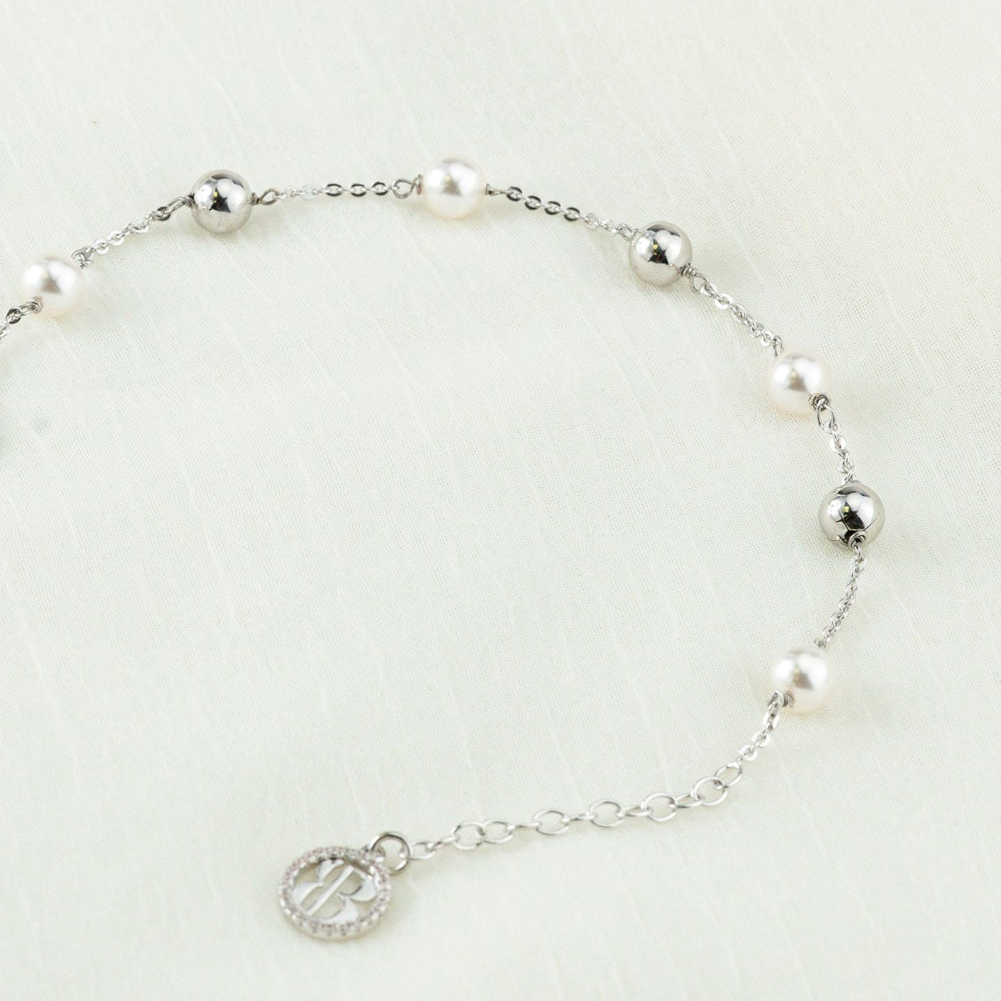 Bracciale in argento con intercalari di perle medie e boules BBR134