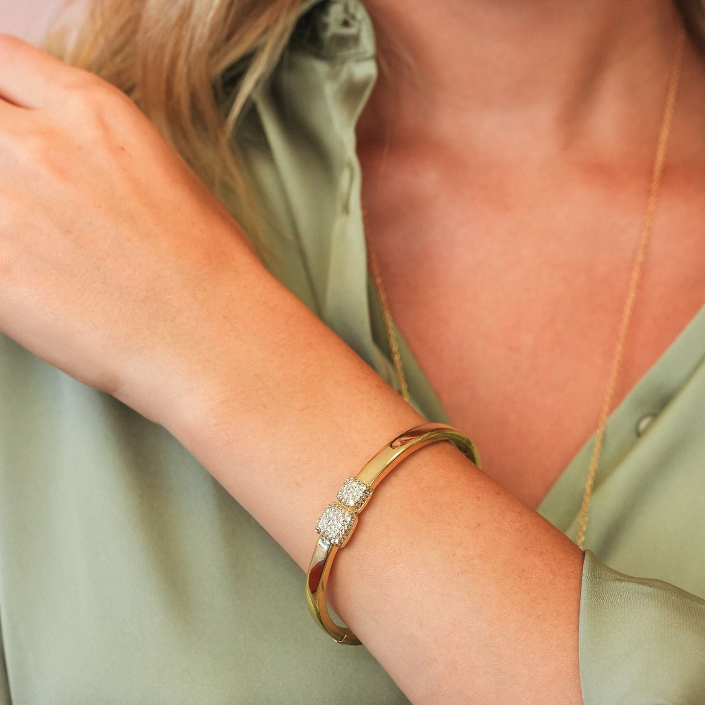 Bracciale rigido placcato oro giallo con quadrati in pavè di zirconi XB1047D