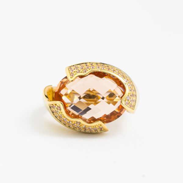Anello placcato oro giallo a fascia aperta con cristallo centrale sfaccettato peach circondato da zirconi incastonati XAN233DO