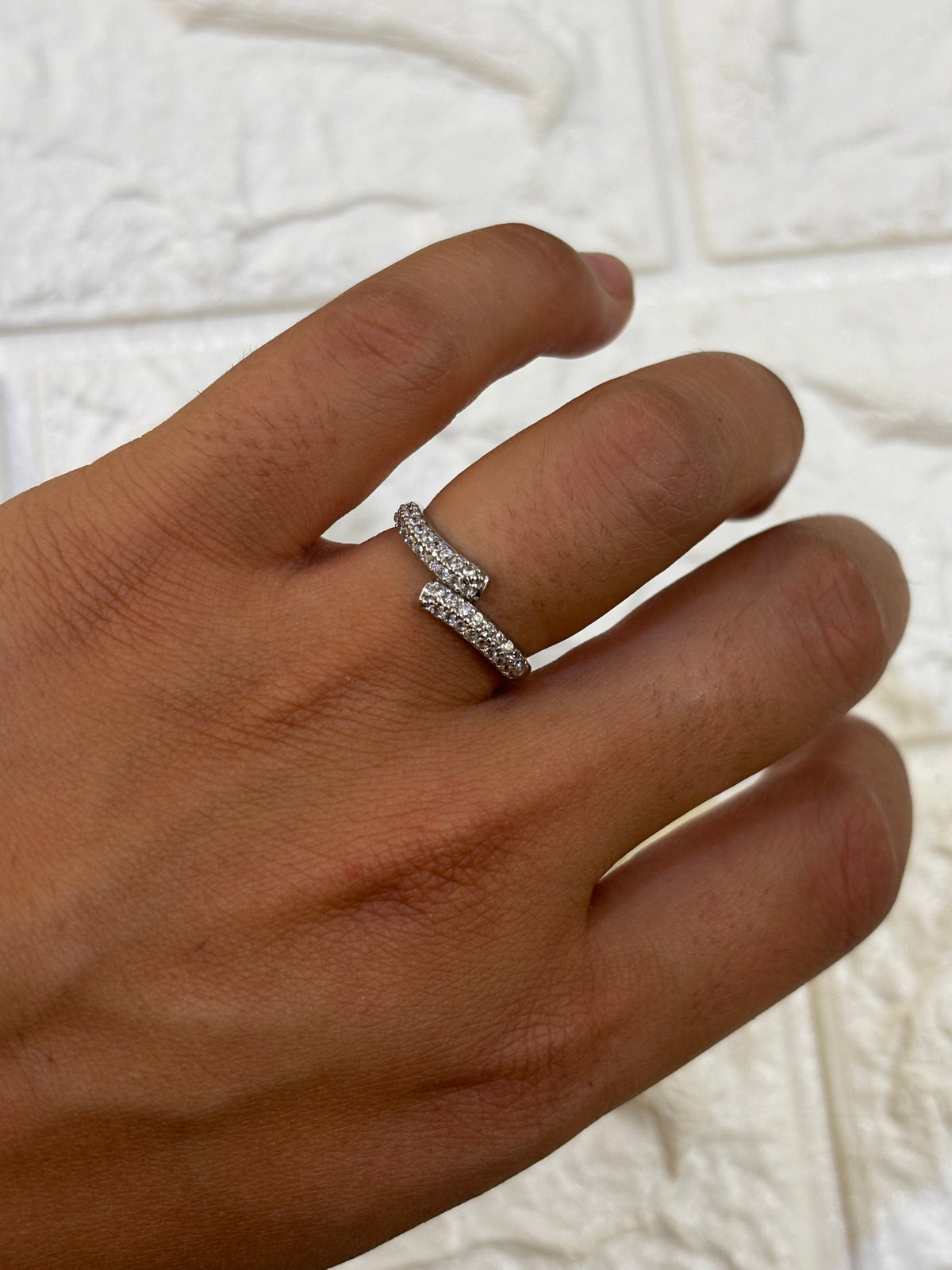 Anello aperto doppio pavè di zirconi in oro bianco 18 carati