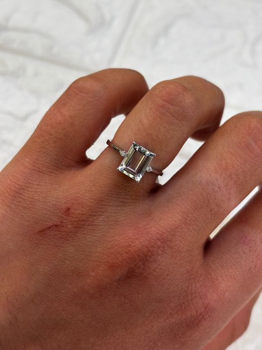 Anello Pietra Rettangolare Acquamarina oro e Diamanti