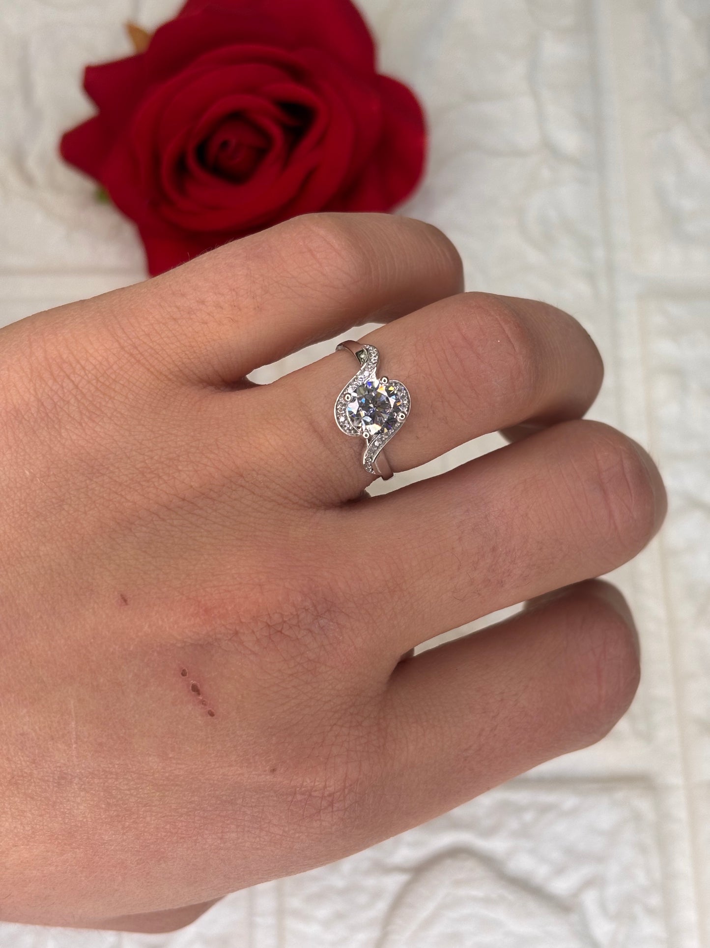 Anello Solitario con fascia intrecciata Oro Bianco 18 Carati
