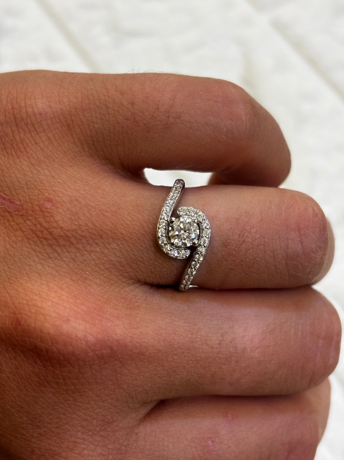 Anello Oro Bianco solitario con zirconi sul gambo
