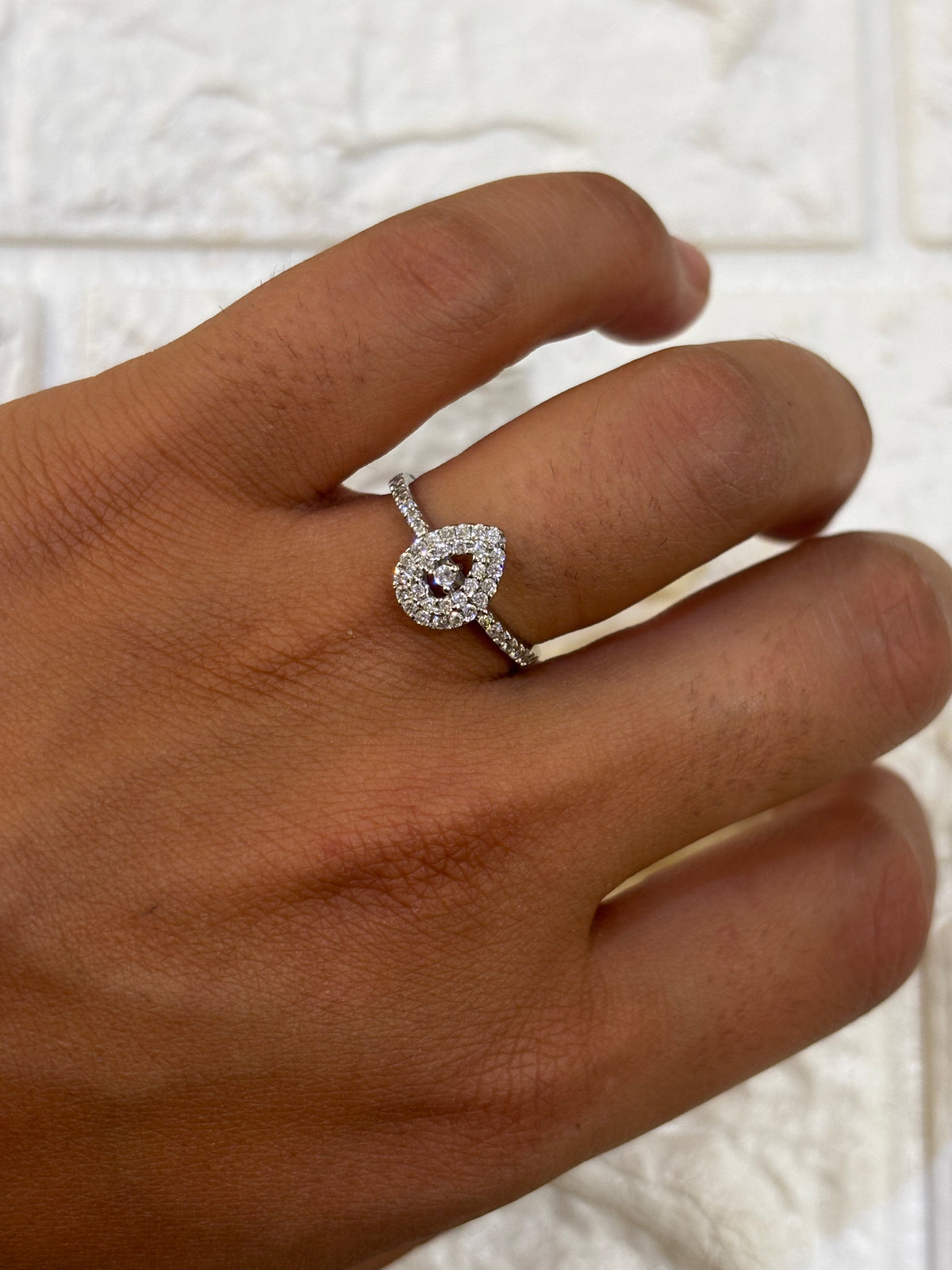 Anello goccia oro bianco 18 carati e zirconi