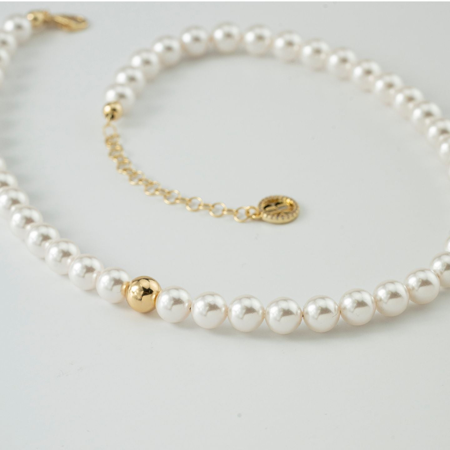 Collana in argento placcato oro giallo con filo di perle medie e boule laterale BGR140D