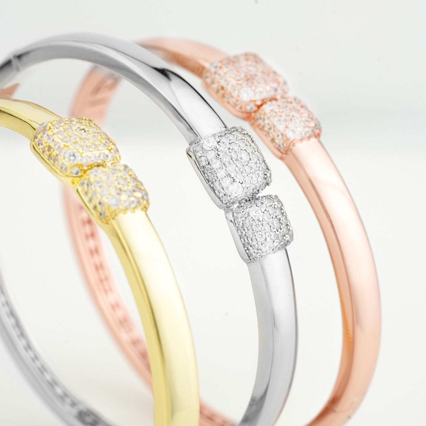 Bracciale rigido placcato oro giallo con quadrati in pavè di zirconi XB1047D