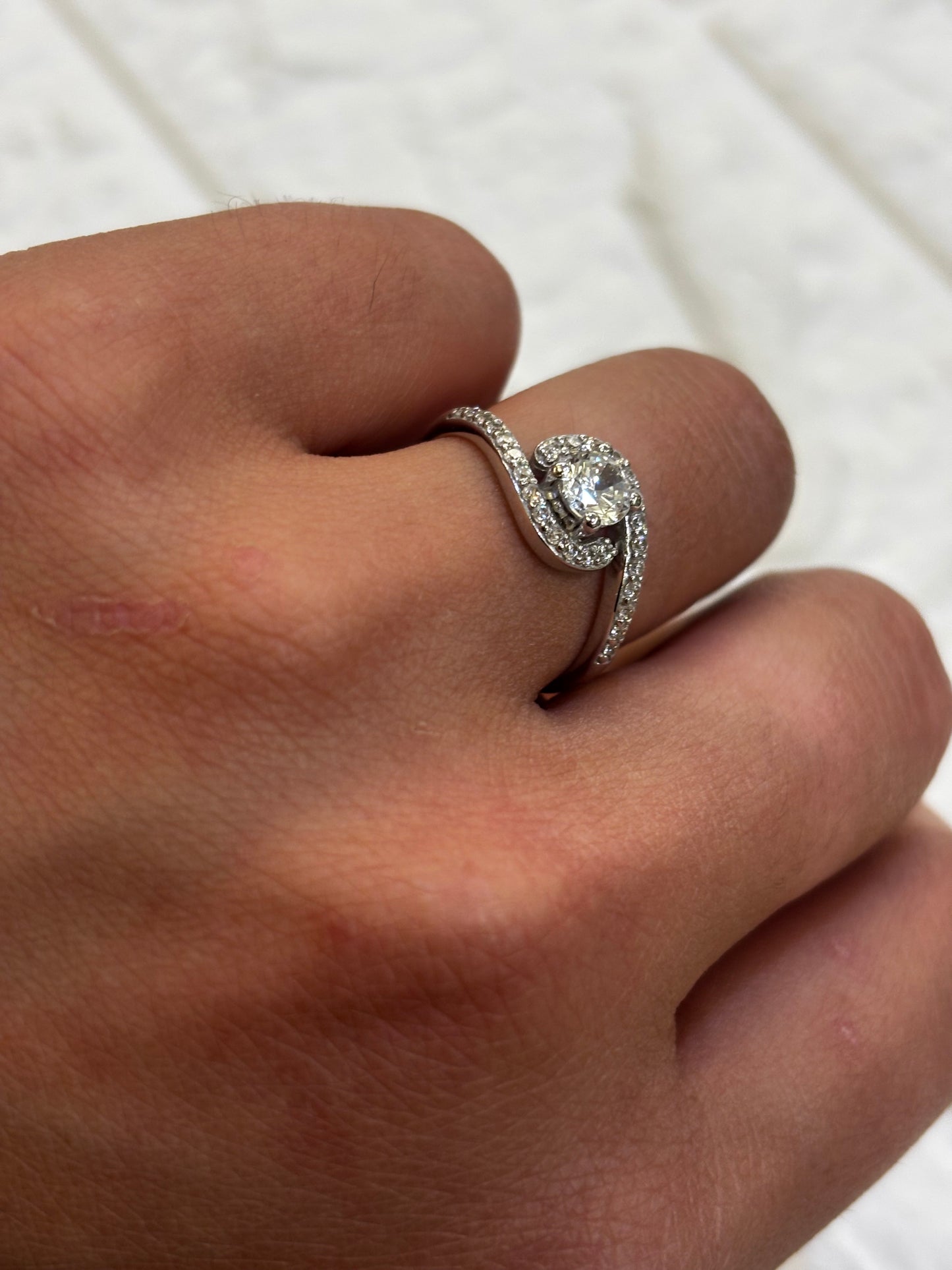 Anello Oro Bianco solitario con zirconi sul gambo