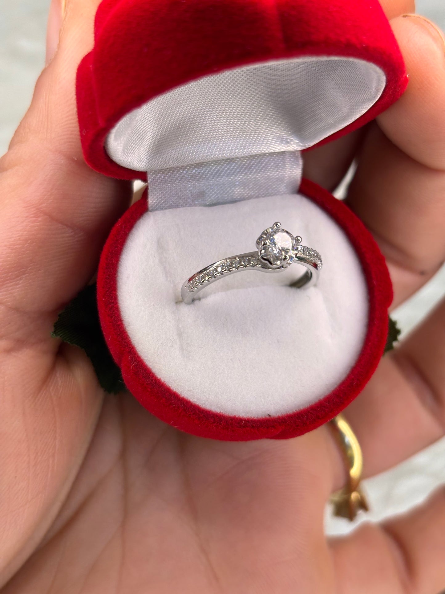 Anello solitario con fascia di zirconi sul gambo Argento 925